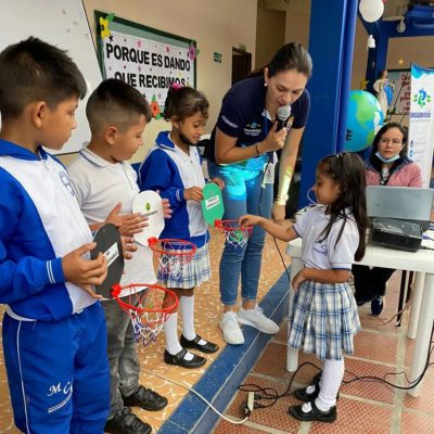 Jornada de capacitación en reducción, reciclaje y reutilización de residuos sólidos en institución educativa del municipio de Rosas.