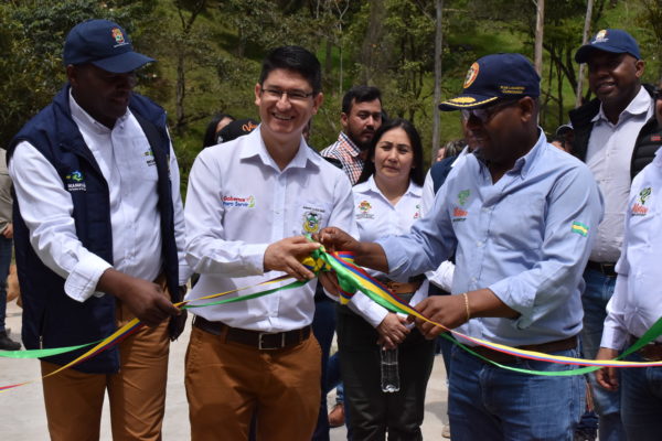 La Gobernación del Cauca, a través de la Empresa Caucana de Servicios Públicos EMCASERVICIOS S.A. E.S.P. y la Administración Municipal de La Vega, realizaron la entrega oficial del Plan Maestro de Alcantarillado de la cabecera municipal, proyecto con una inversión superior a los $ 2.000 millones que incluye Planta de Tratamiento de Aguas Residuales (PTAR), habilitación del sistema de tratamiento de aguas residuales y sistema de tratamiento individual en el sector cementerio y sistema de tratamiento individual sector placa huella, logrando llegar así al 100% de cubrimiento en el sistema de alcantarillado, eliminando los vertimientos directos de aguas residuales al río Pancitará.